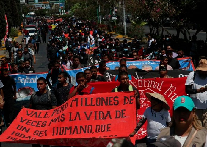 1 Foto: Protesta en México: Ciudadanos marchan exigiendo justicia por estudiante víctima de homicidio / TN8