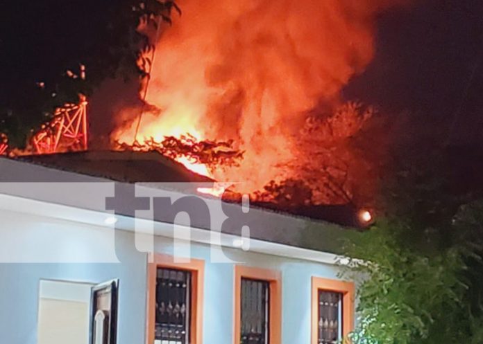 Infernal incendio consume dos viviendas en Linda Vista, Managua
