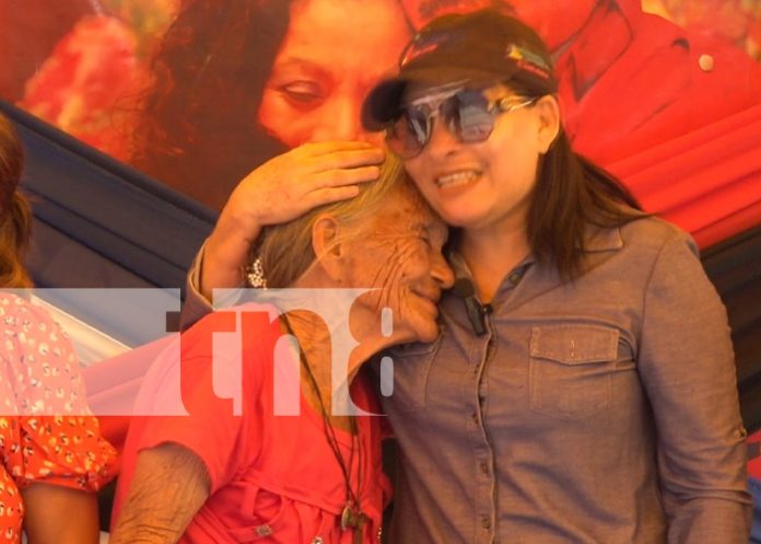 Foto: Familias alegres y agradecidas con sus nuevas viviendas donadas por el Gobierno de Nicaragua / TN8