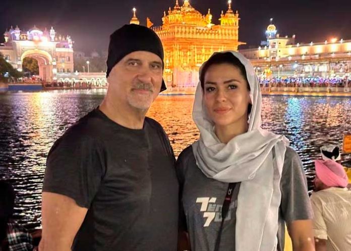 1 7 sujetos abusan de una mujer frente a su esposo en la India