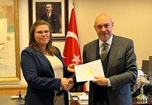 Embajadora de Nicaragua en Türkiye entrega Copias de Estilo