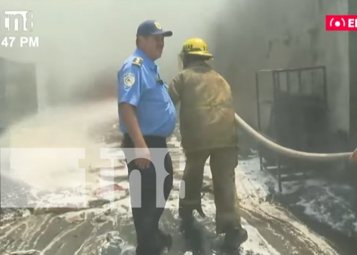 Voraz incendio reduce a cenizas una vivienda en Monseñor Lezcano-Managua