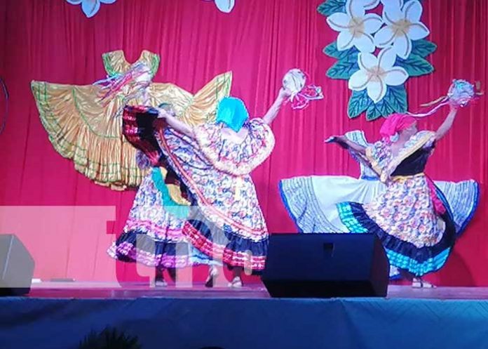 1 Foto: Festival de Trajes Originales de Nuestro Folklore: Espectáculo lleno de color en Granada/TN8