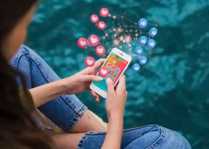 Florida aprueba ley para restringir redes a adolescentes