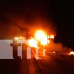 Bomberos Unidos extinguen llamas que arrasaron con un bus en Nandaime Bomberos Unidos extinguen llamas que arrasaron con un bus en Nandaime