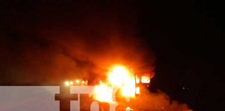 Bomberos Unidos extinguen llamas que arrasaron con un bus en Nandaime
