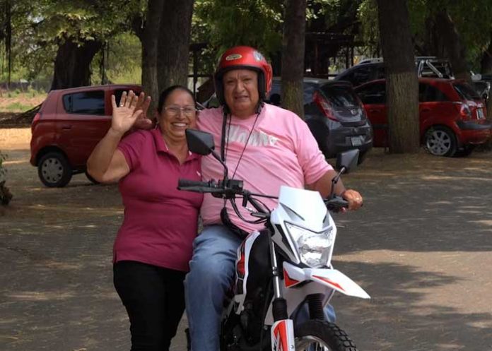 Presentan a ganadores del segundo sorteo de motos de verano con diaria