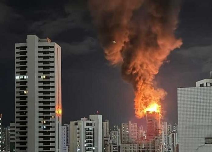 Foto: Gran incendio afecta a edificio en construcción en Brasil / Cortesía