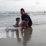 Foto: Familias de Bilwi y de otras regiones del país sofocan el calor en las playas del Caribe/TN8