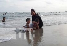 Foto: Familias de Bilwi y de otras regiones del país sofocan el calor en las playas del Caribe/TN8
