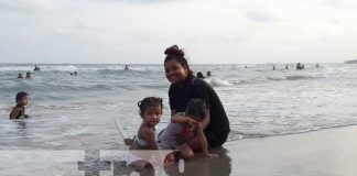 Foto: Familias de Bilwi y de otras regiones del país sofocan el calor en las playas del Caribe/TN8