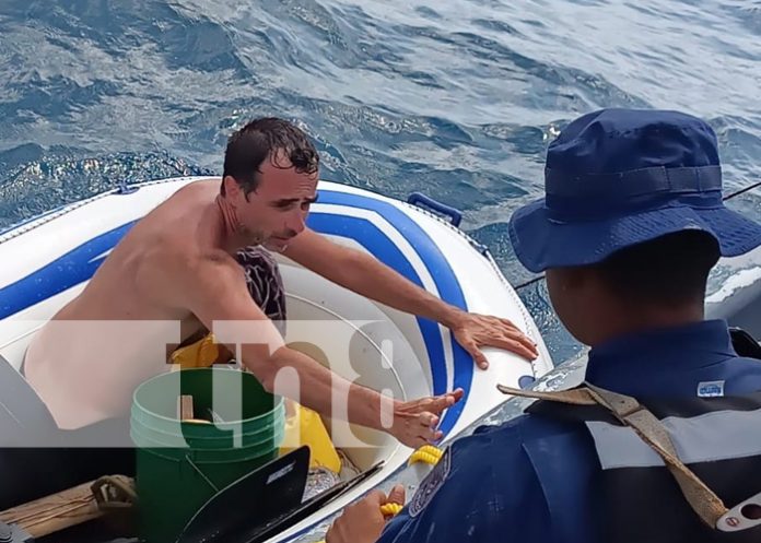 Foto: Sueco había quedado a la deriva en una balsa, siendo rescatado por la Fuerza Naval/TN8