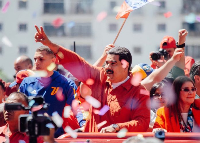 2 Foto: Testimonio de Vida en Amor, saludando a Nicolás y su Pueblo en los 11 Años del Viaje / Cortesía