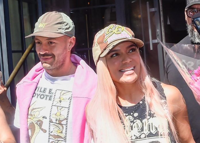 2 ¡Por fin! Karol G se deja ver en público con Feid y hasta se besaron