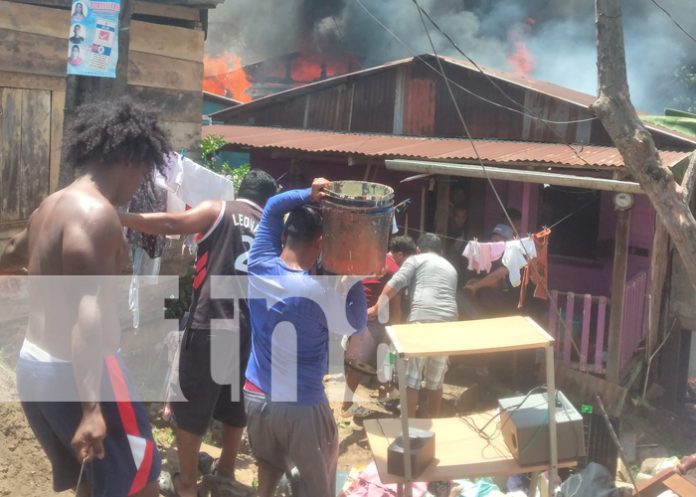 2 Foto: ¡Trágico incidente! Tres familias quedaron en la calle tras un voraz incendio en Bluefields/TN8