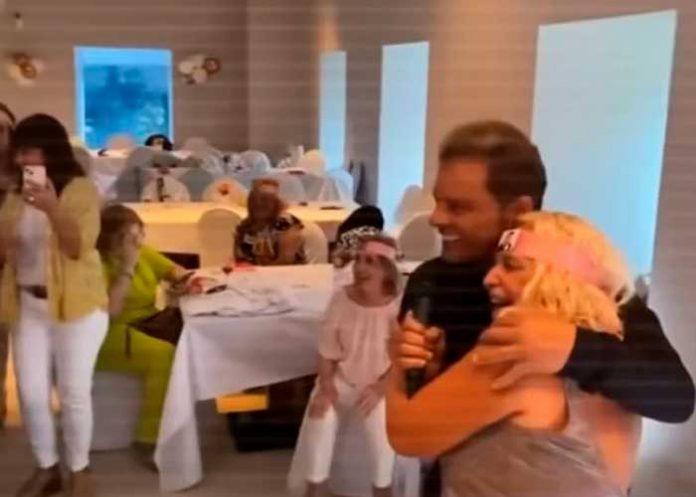 Abuela manosea en fiesta de cumpleaños a un imitador de Luis Miguel