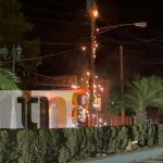 Poste de tendido eléctrico tomó fuego en el barrio La Hielera de la ciudad de Juigalpa Foto: Poste de tendido eléctrico tomó fuego en el barrio La Hielera de la ciudad de Juigalpa/TN8