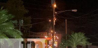Foto: Poste de tendido eléctrico tomó fuego en el barrio La Hielera de la ciudad de Juigalpa/TN8