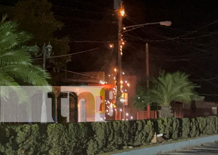 Foto: Poste de tendido eléctrico tomó fuego en el barrio La Hielera de la ciudad de Juigalpa/TN8
