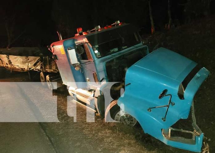 2 Triple colisión deja cuantiosos daños materiales en comarca El Portón del municipio de Boaco