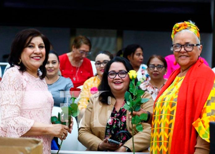 Foto: Aprueban Ley que declara Heroínas Nacionales a mujeres que han dado y dan vida por la Patria / TN8