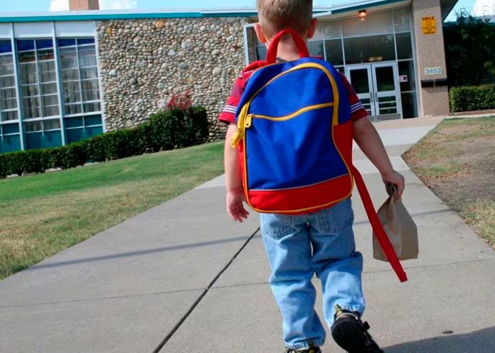 Captan a profesora maltratando a un menor en Colombia