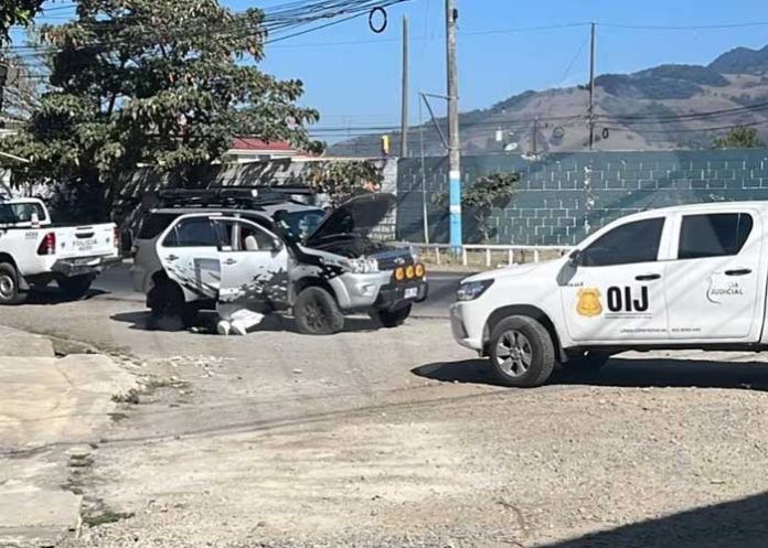 3 Sicarios acribillan carro a plena luz del día en residencial de Costa Rica
