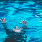 Desgracia en Texas: Niña de 8 años muere atrapada en la tubería de una piscina Hallan a niña muerta dentro de la tubería de una piscina