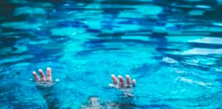 Hallan a niña muerta dentro de la tubería de una piscina