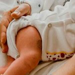 Madre detecta cáncer a su hijo gracias al flash de su celular