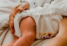 Atención padres: Madre detecta cáncer a su hijo gracias al flash de su celular Madre detecta cáncer a su hijo gracias al flash de su celular
