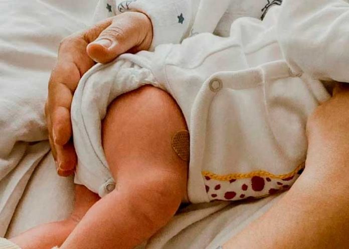 Madre detecta cáncer a su hijo gracias al flash de su celular