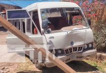 El Conductor de un microbús escolar impactó contra un poste en Estelí