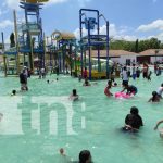 Nicaragüenses disfrutan esta semana santa en el parque acuático en Managua