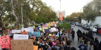 Mujeres salen a las calles en Pakistán para exigir más derechos