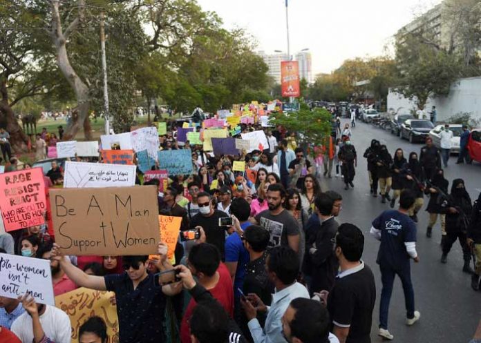 Mujeres salen a las calles en Pakistán para exigir más derechos