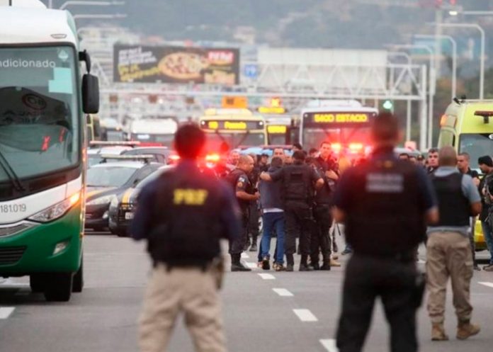 Toma 17 rehenes de un autobús en Brasil