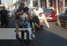 ¡Se puso loco! Amarran a violento sujeto que agredió a taxista en Granada Foto: Hombre violento en Granada / TN8