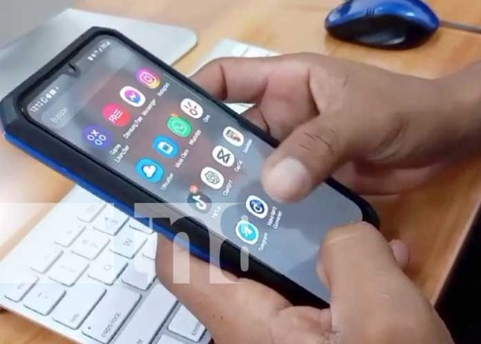 Foto: Uso del celular excesivo, peligroso para menores / TN8