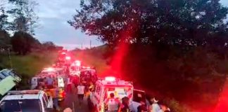 Bus cayó en cuneta con 50 pasajeros en Costa Rica