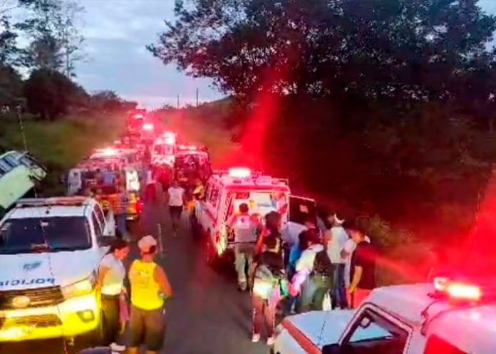 Bus cayó en cuneta con 50 pasajeros en Costa Rica