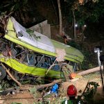 17 personas mueren en brutal choque entre volquete y camioneta en Filipinas Un accidente de tráfico deja 17 muertos en Filipinas