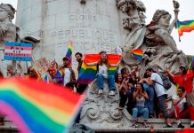 Francia pide disculpas a la comunidad LGTB+ perseguida durante cuatro décadas Francia pide "perdón" a los homosexuales perseguidos