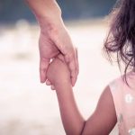 Desgraciada usó a su hija como escudo para defenderse en una pelea Usa a su hija de 5 años para 'golpear' a otra persona