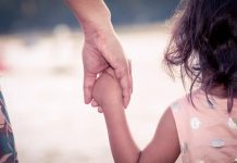 Usa a su hija de 5 años para 'golpear' a otra persona