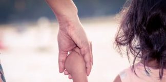 Usa a su hija de 5 años para 'golpear' a otra persona