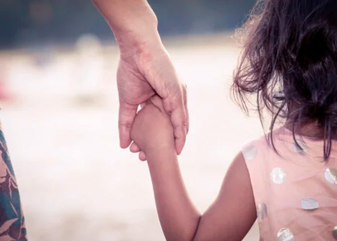 Usa a su hija de 5 años para 'golpear' a otra persona