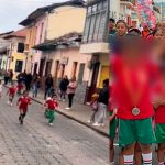 Alienta y corre junto a su pequeño hijo en una maratón