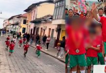 Calidad de madre: Corrió junto a su pequeño durante un maratón para alentarlo Alienta y corre junto a su pequeño hijo en una maratón