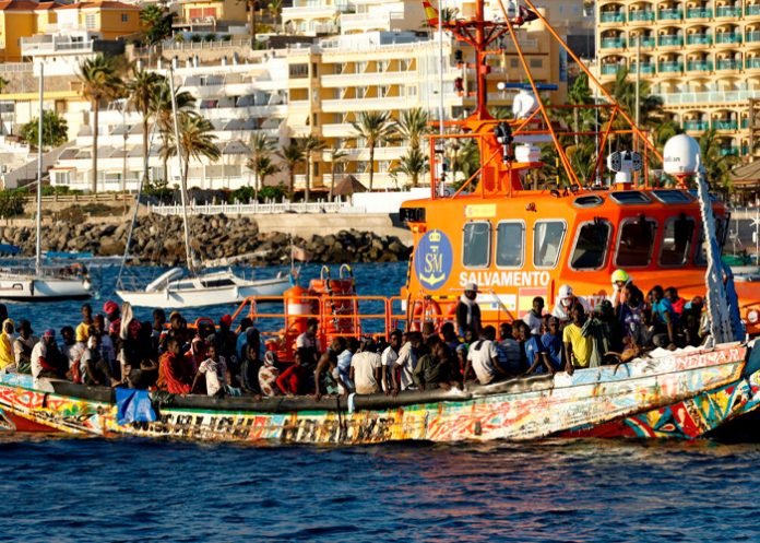 Encuentran migrantes muertos en una embarcación cerca de Canarias